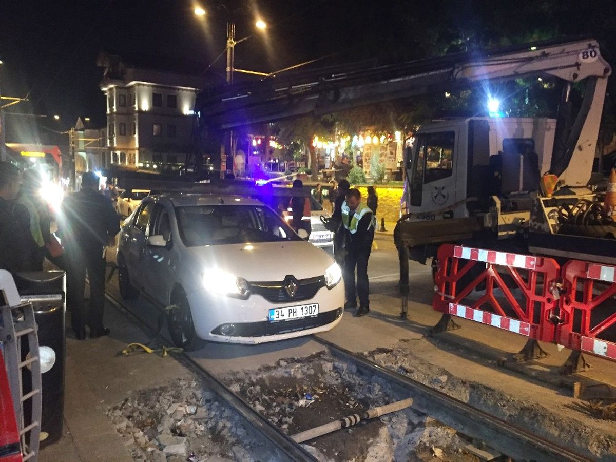 Sirkeci\'de Tramvay Yoluna Araç Girdi, Seferler Aksadı