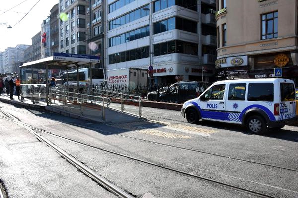 Tramvay Yoluna Giren Konsolosluk Aracı Yayaya Çarptı