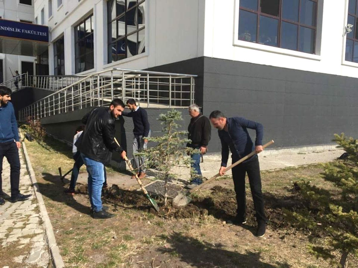 Ülkü Ocakları Şehit Fırat Çakıroğlu Anısına Ağaç Dikti