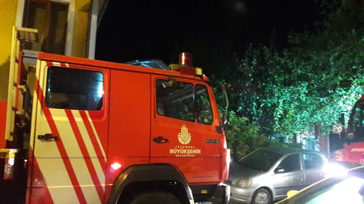 Üsküdar\'da Ahşap Evde Yangın