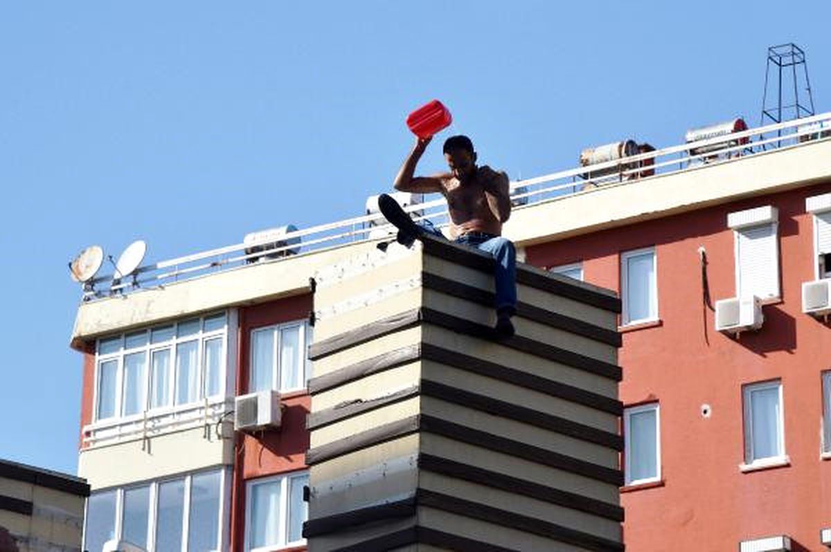 Üst Geçidin Ayağına Çıkıp, Kendini Yakmaya Kalktı