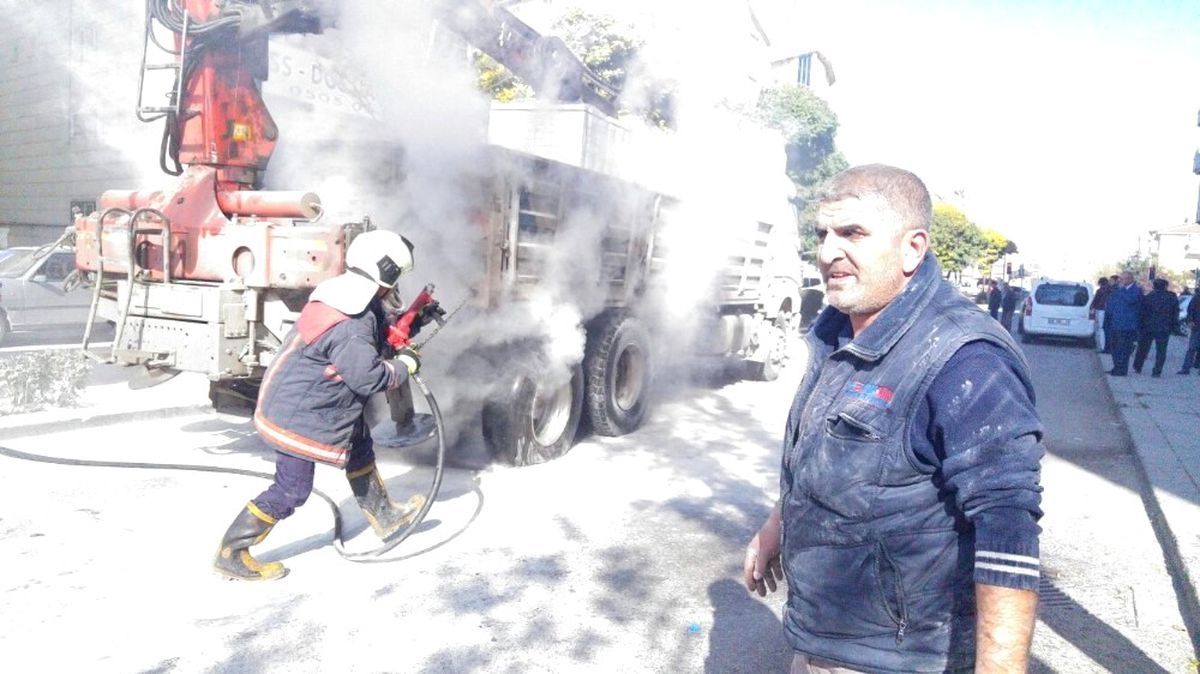Yangını Gören Vatandaşlar Yangın Tüpleriyle Müdahaleye Koştu
