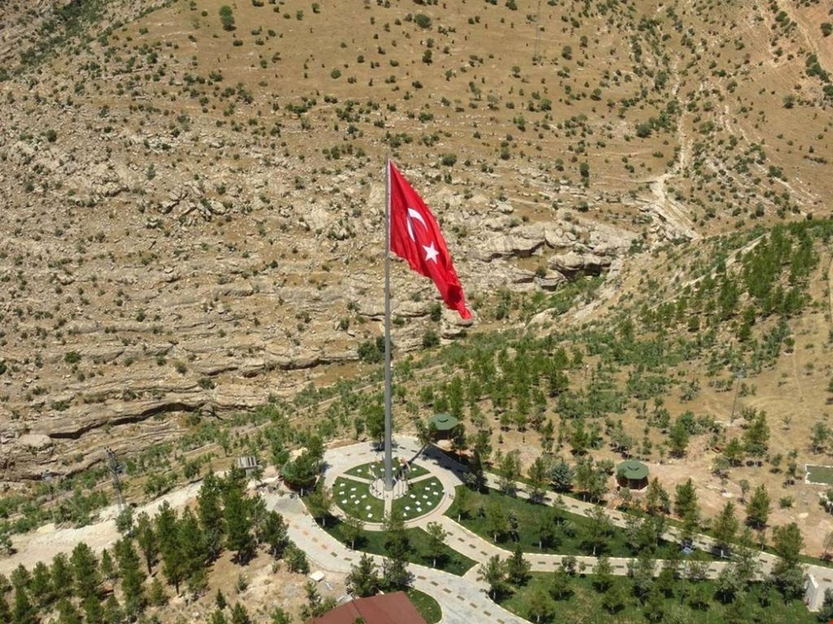 Yıldırım\'dan Eruh\'a Dev Türk Bayrağı