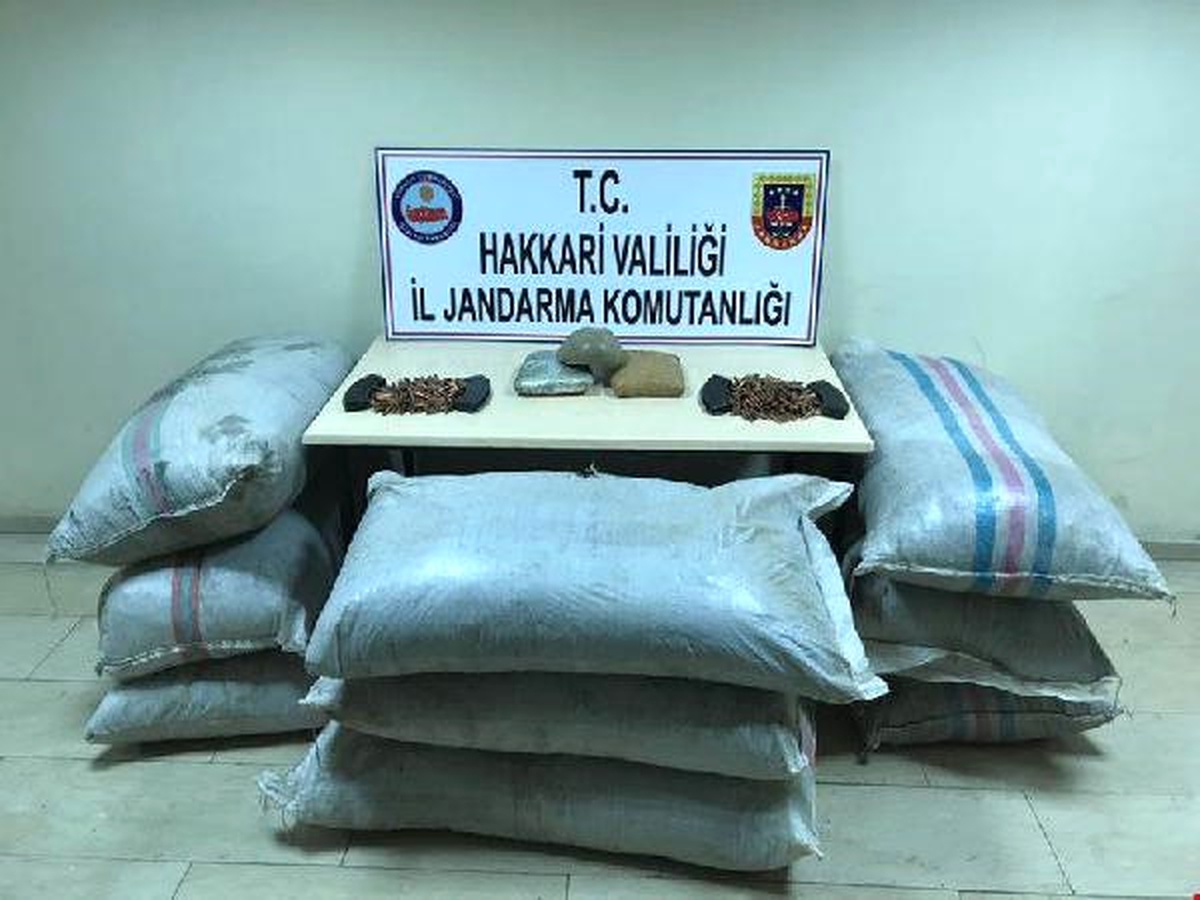 Yüksekova\'da Bir Evde Esrar, Kaçak Çay ve Mühimmat Ele Geçirildi