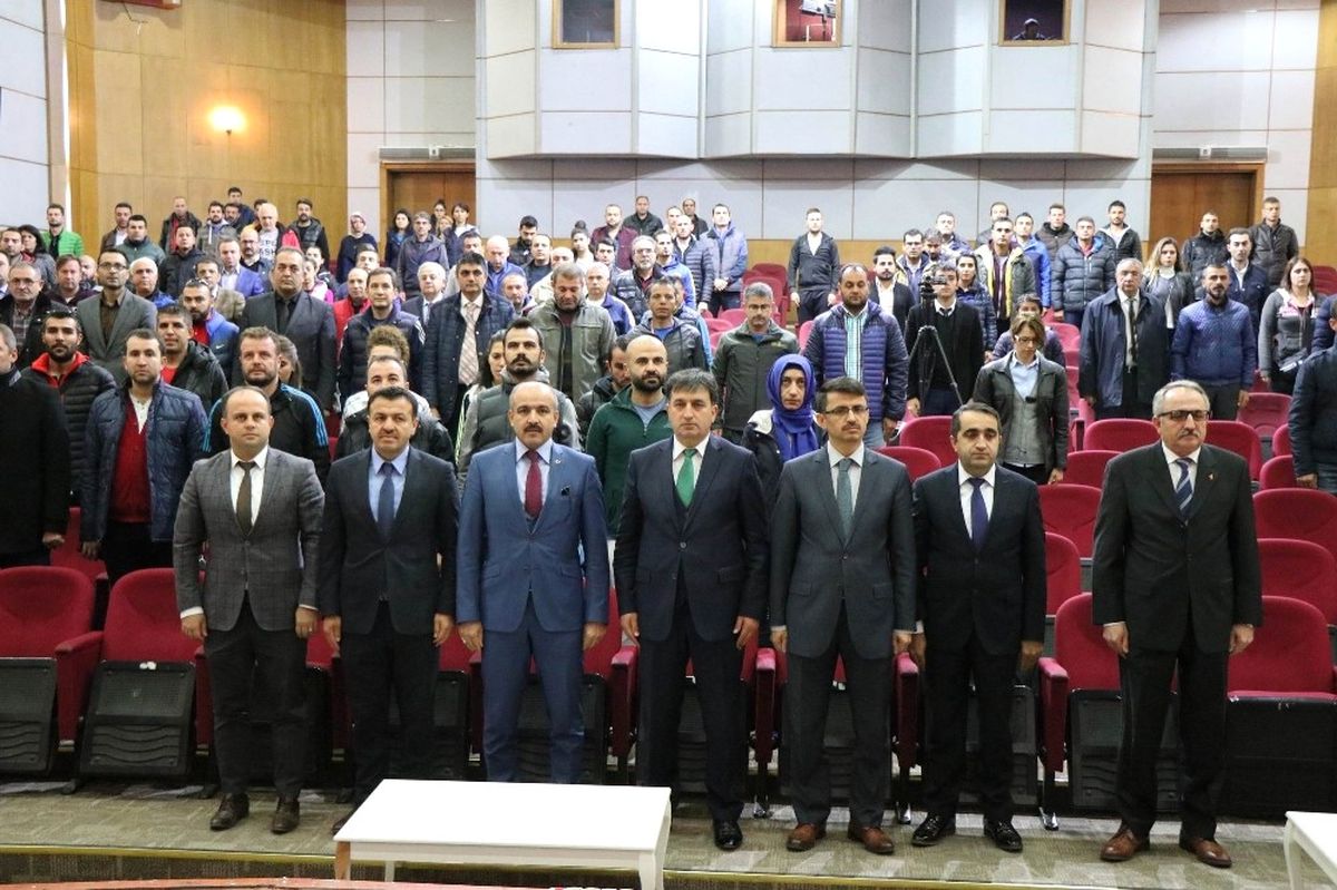 30 Yıllık Beden Eğitimi Öğretmenlerine Plaket Verildi