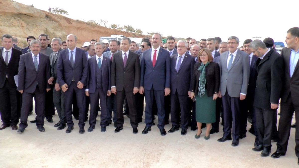 Adalet Bakanı Gül\'den Yol Müjdesi