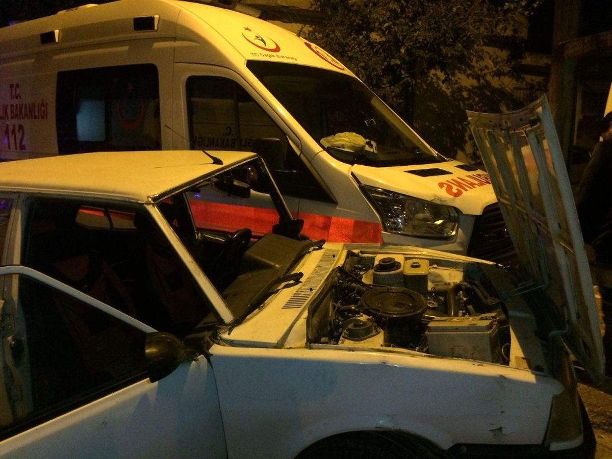 Ambulans ile Otomobil Çarpıştı: 4 Yaralı