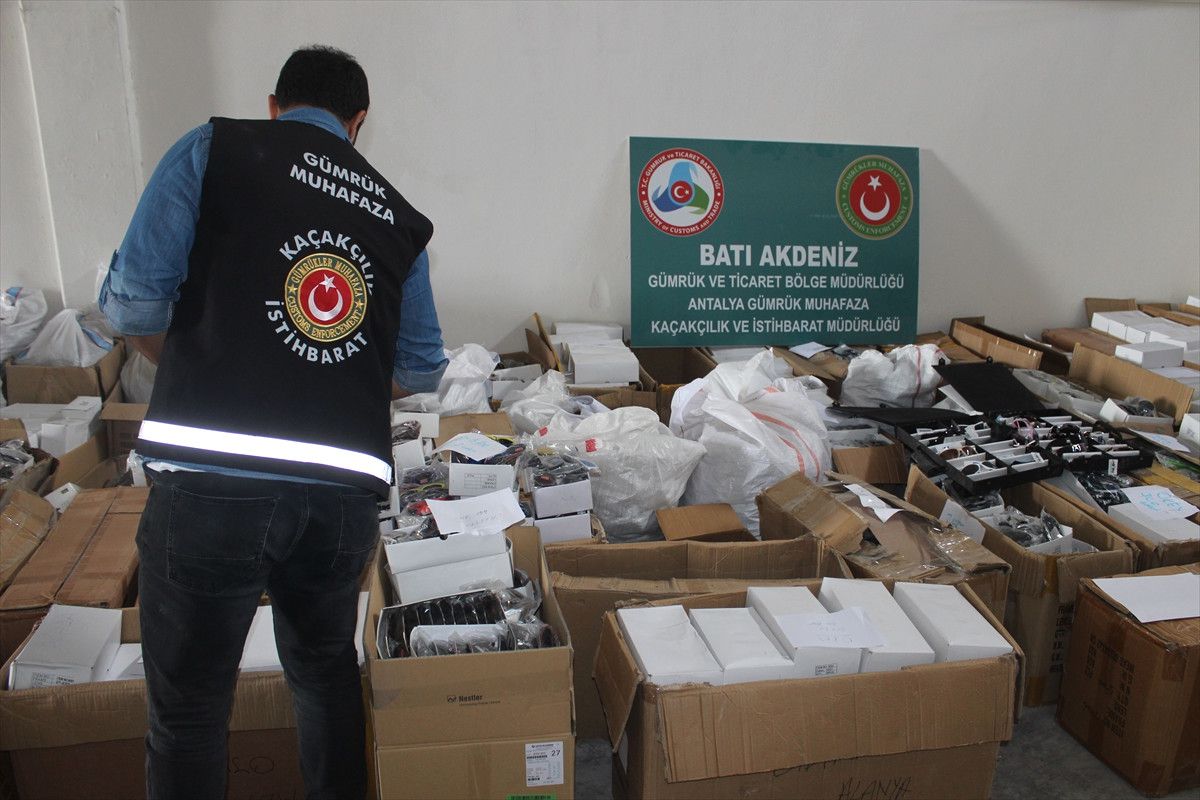 Antalya\'da 31 Bin 435 Gümrük Kaçağı Güneş Gözlüğü Ele Geçirildi