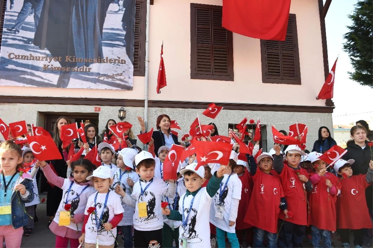 Avcılarlı Çocuklar Ambarlı Atatürk Evi\'nde Gazi Mustafa Kemal Atatürk\'ü Andı