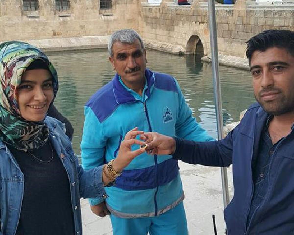 Balıklıgöl\'e Düşürdüğü Nişan Yüzüğünü Belediye Personeli Buldu