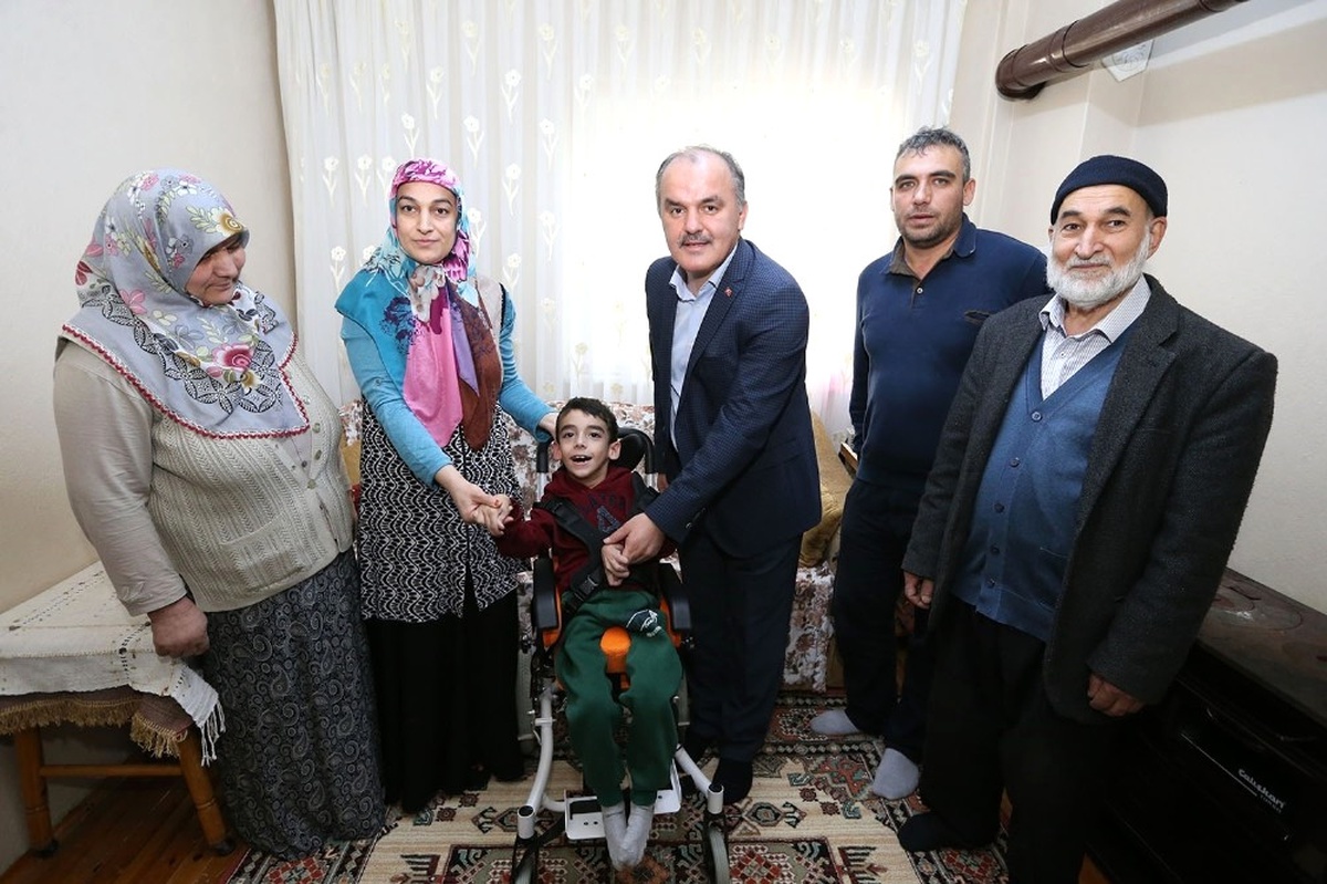 Başkan Gürlesin, 9 Yaşındaki Furkan\'ın Yüzünü Güldürdü