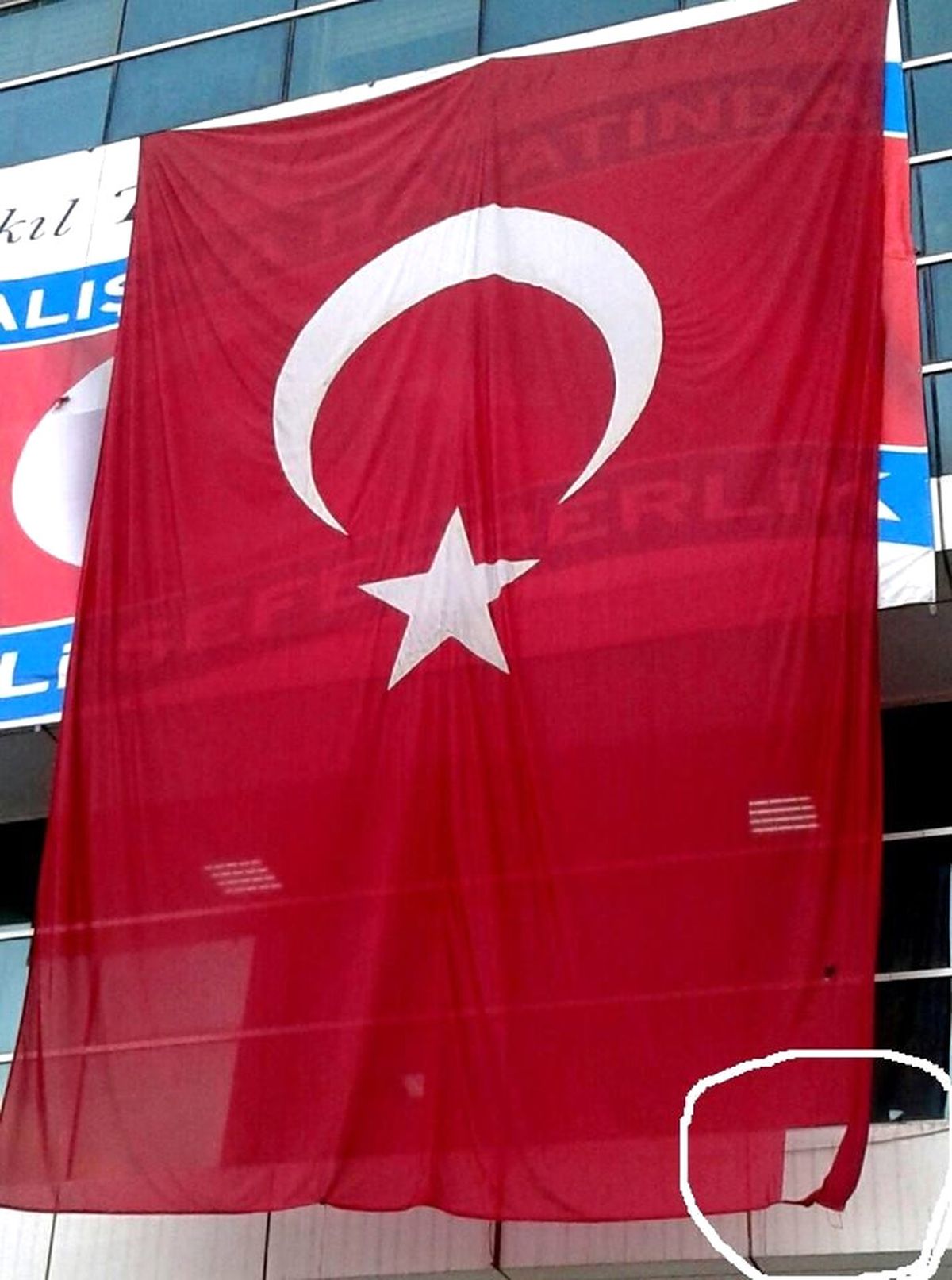 Başkan Karael\'den Yırtık Bayrak Tepti