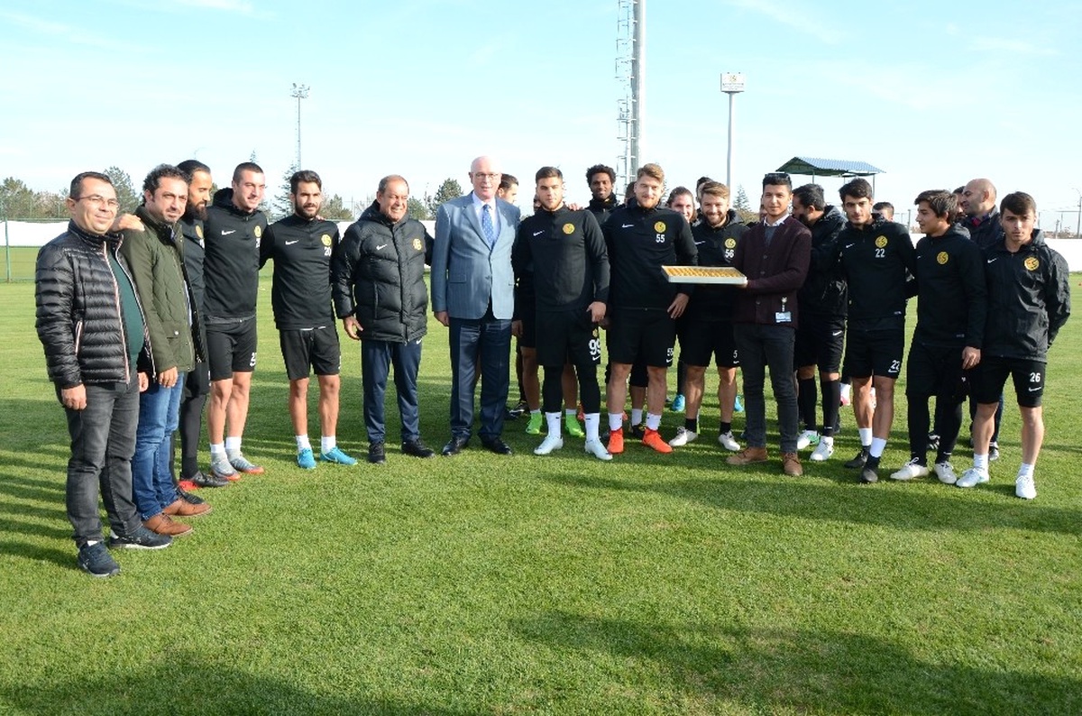 Başkan Kurt\'tan Eskişehirspor\'a Moral Ziyareti