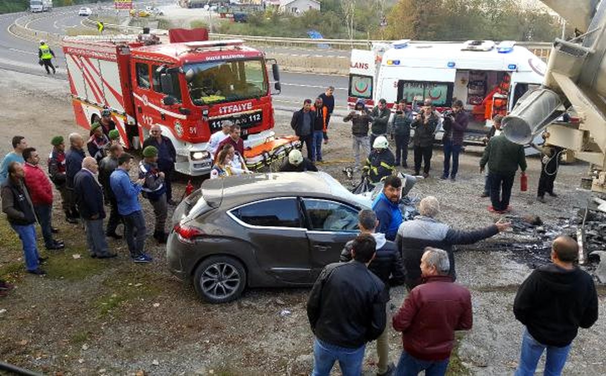 Beton Mikserine Çarpan Otomobilin Sürücüsünü Çevredekiler Yanmaktan Kurtardı