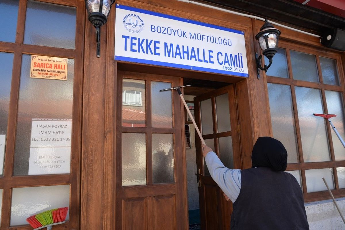 Camilerde Temizlik Çalışmaları Devam Ediyor