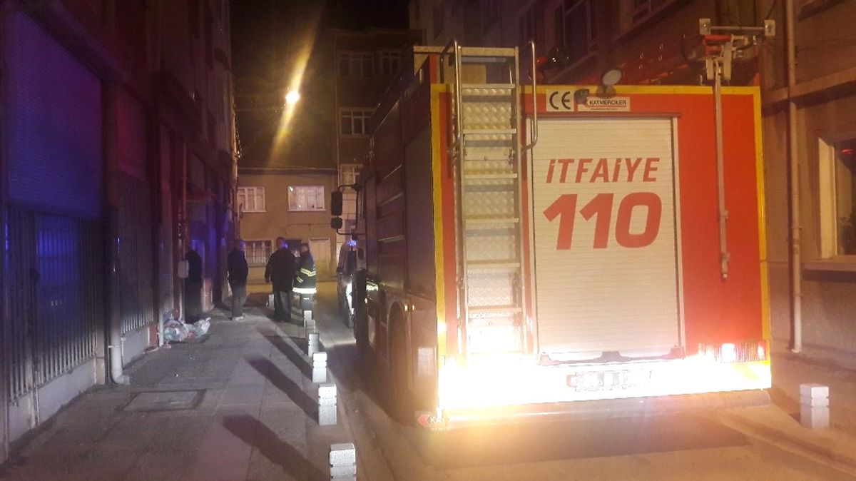 Çocuğun Yaktığı Kağıtlar Bina Sakinlerini Tedirgin Etti