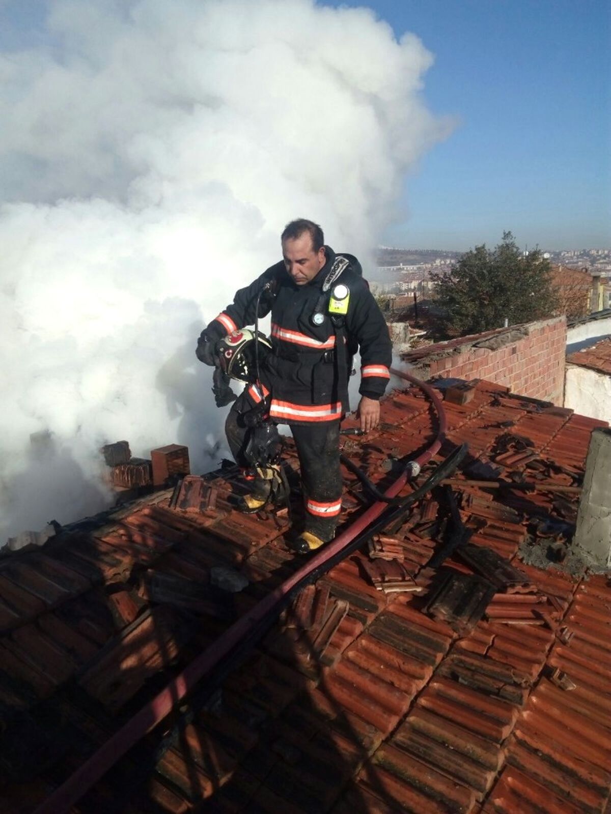 Çöp Ev Küle Döndü: 4 Yaralı