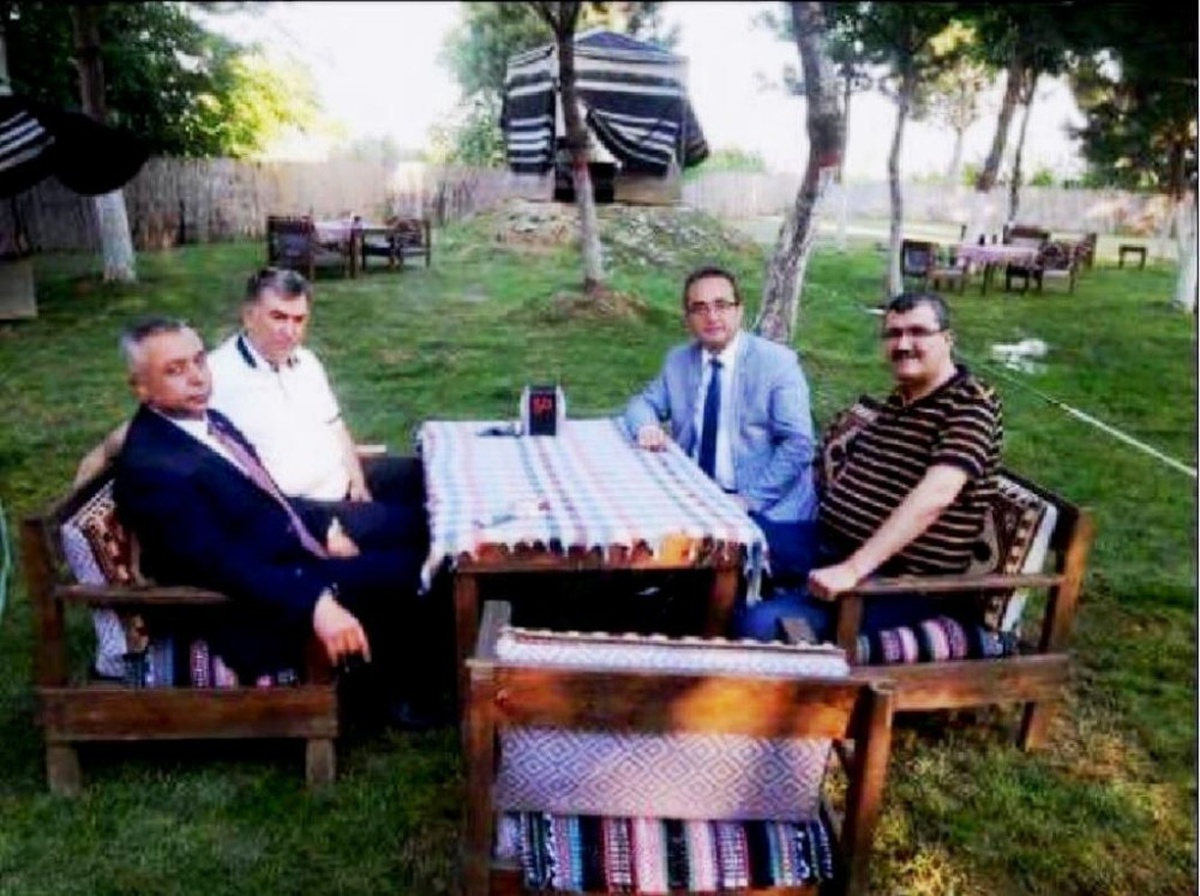 Cumhurbaşkanı\'na Hakaret Eden CHP\'li Tezcan\'ın Firari Fetö\'cüyle Fotoğrafı Çıktı