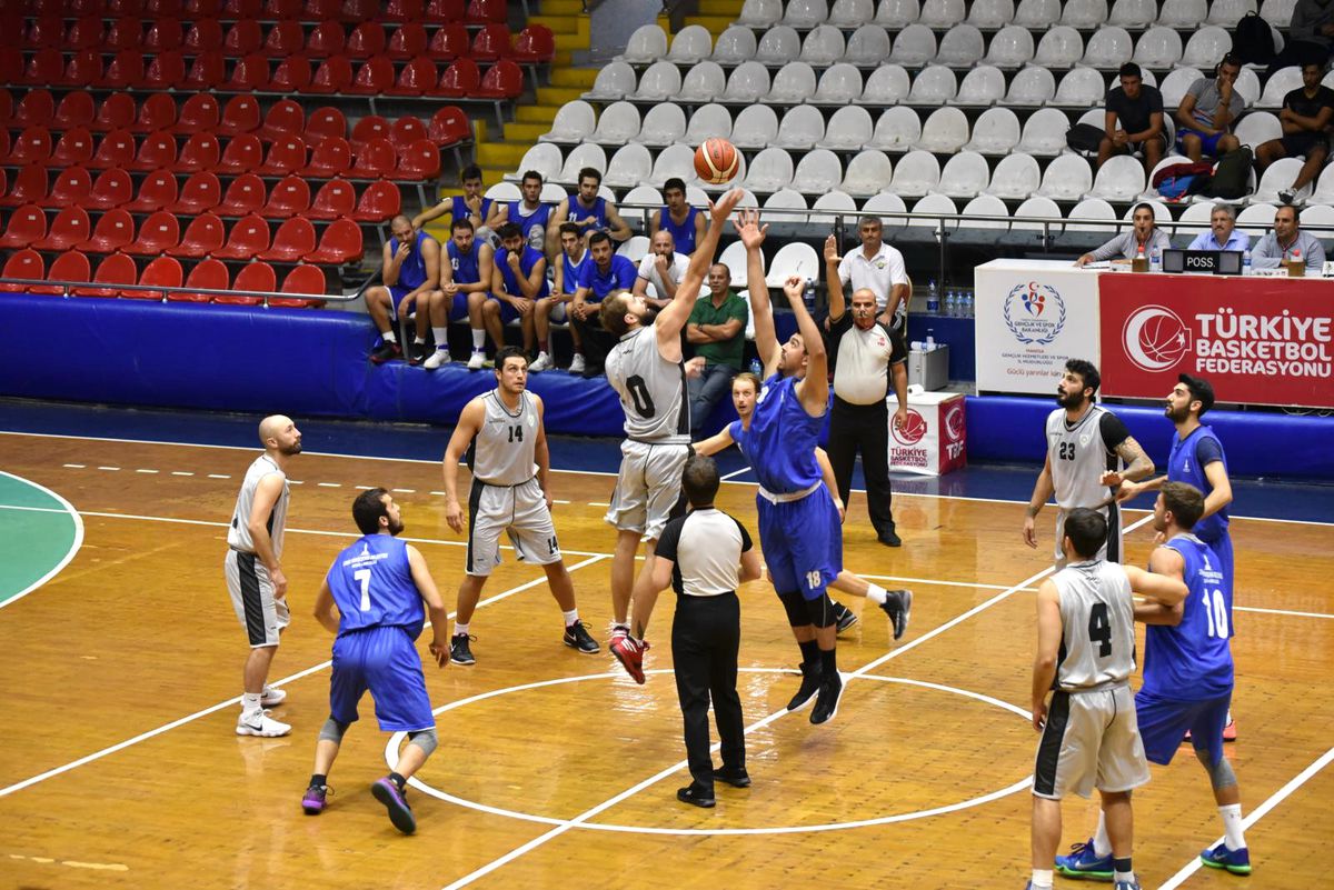 Dev Adamlar Parkeye İniyor