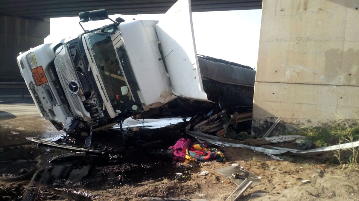 Devrilen Tankerdeki 15 Ton Asfalt Yola Döküldü