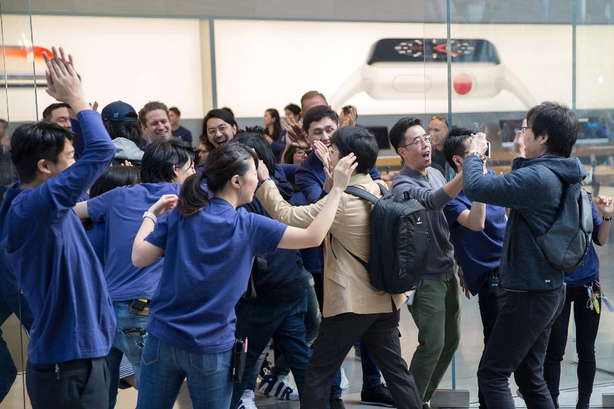 Dünya İphone X\'e Hücum Etti