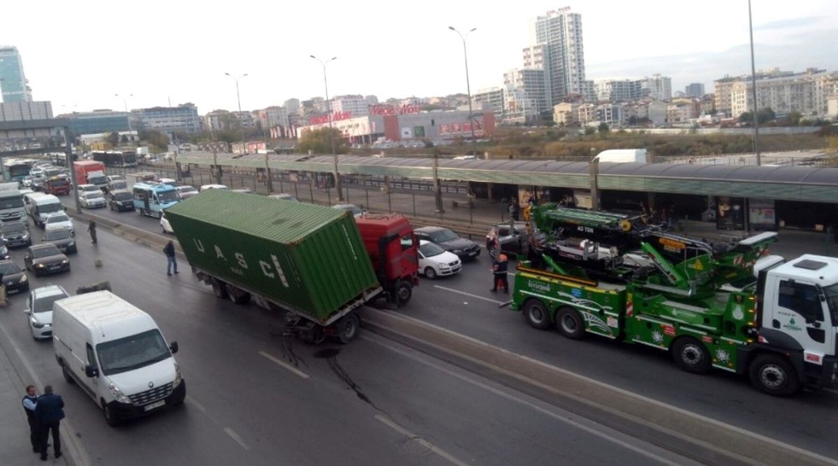 E-5\'te İlginç Tır Kazası