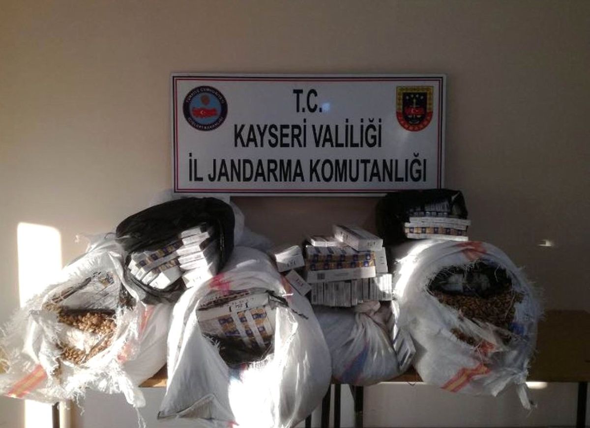 Fıstık Çuvallarının İçinden Kaçak Sigara Ele Geçirildi