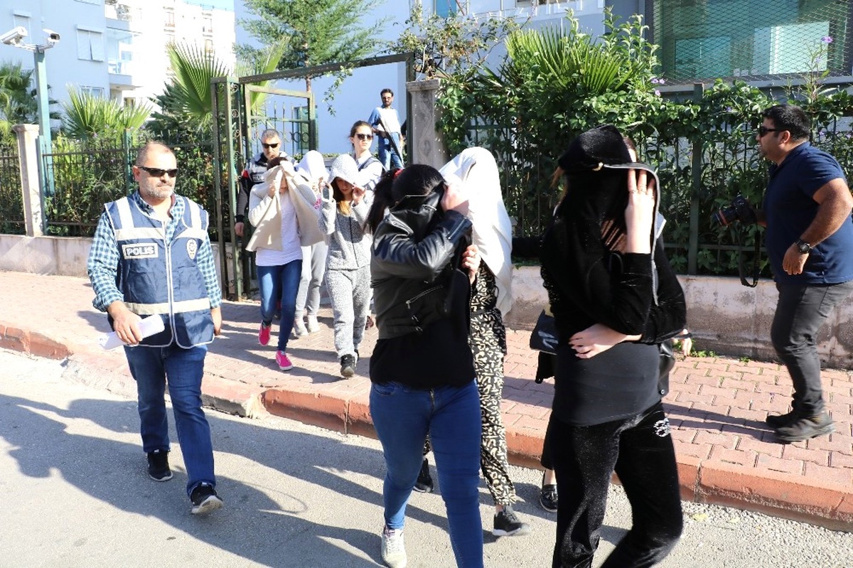 İki Üniversite Mezunu Adam, 6 Kadını Fuhuşa Sürüklerken Suçüstü Yakalandı