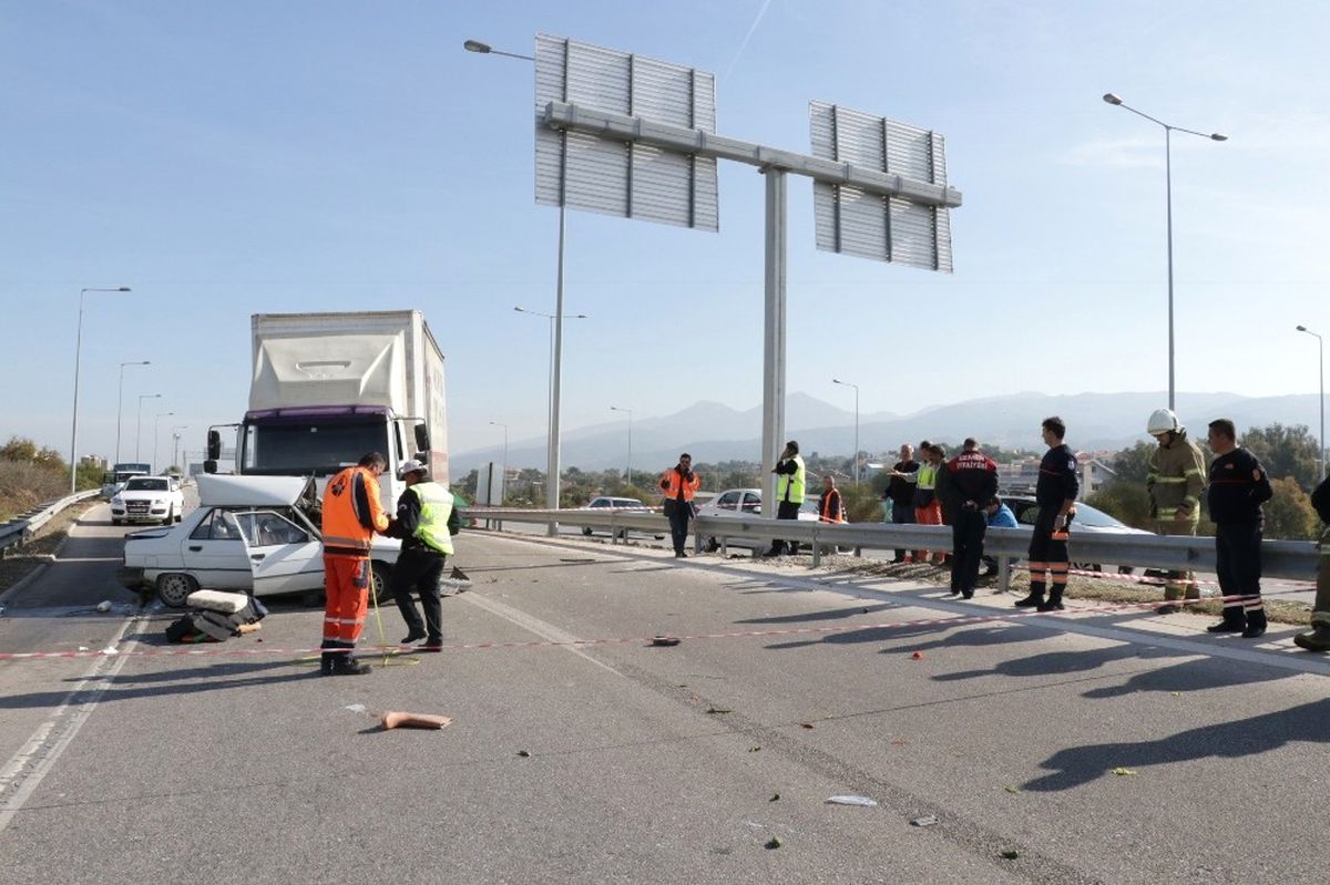 İzmir\'de Trafik Kazası: 1 Ölü
