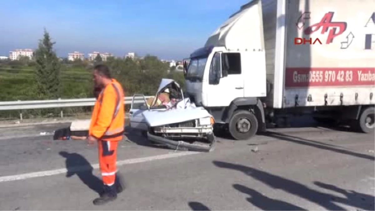 İzmir Tır\'la Otomobil Çarpıştı: 1 Ölü, 1 Yaralı