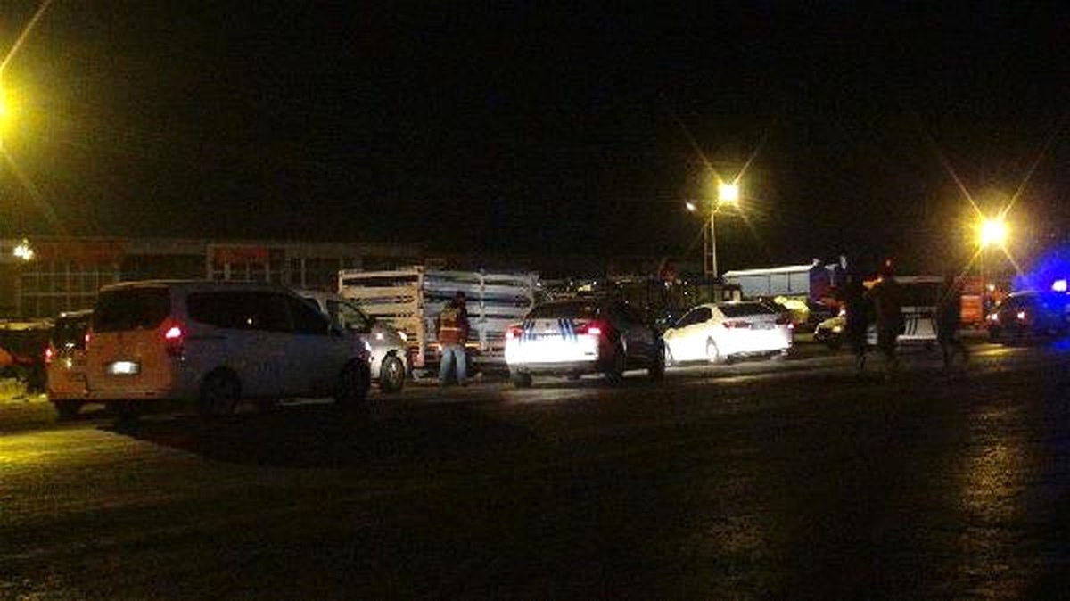 Kaçak Sigara Yüklü Kamyonet, Yola Atılan Kapanla Durduruldu