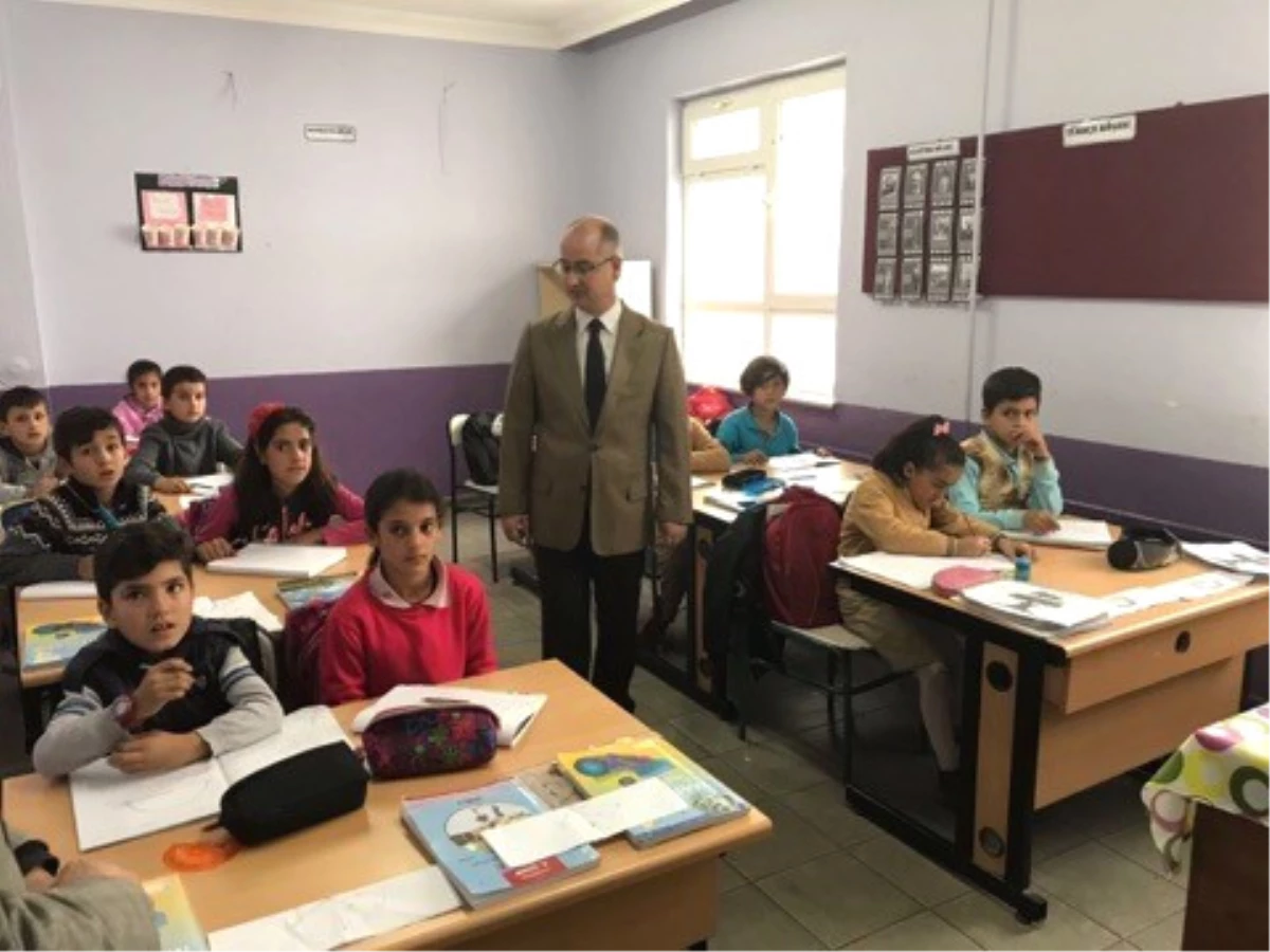 Kaymakam Hasan Yaman, Okulları Gezdi