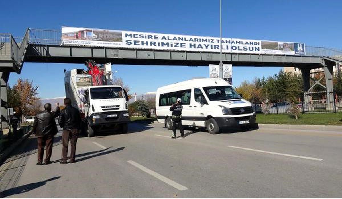 Konteyner Yüklü Vinç Üst Geçide Takıldı