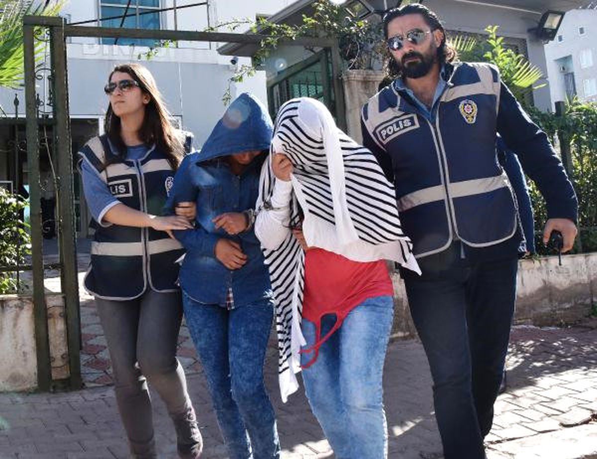 Mahalleye Göre Giyinip 4 Evden 300 Bin Liralık Altın ve Para Çaldılar