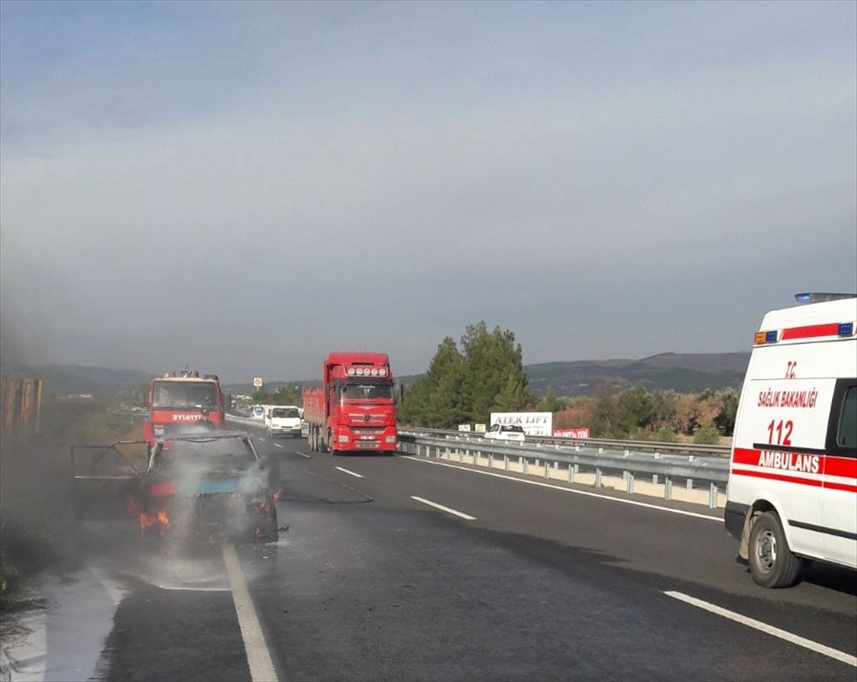 Manisa\'da Araç Yangını: 3 Yaralı