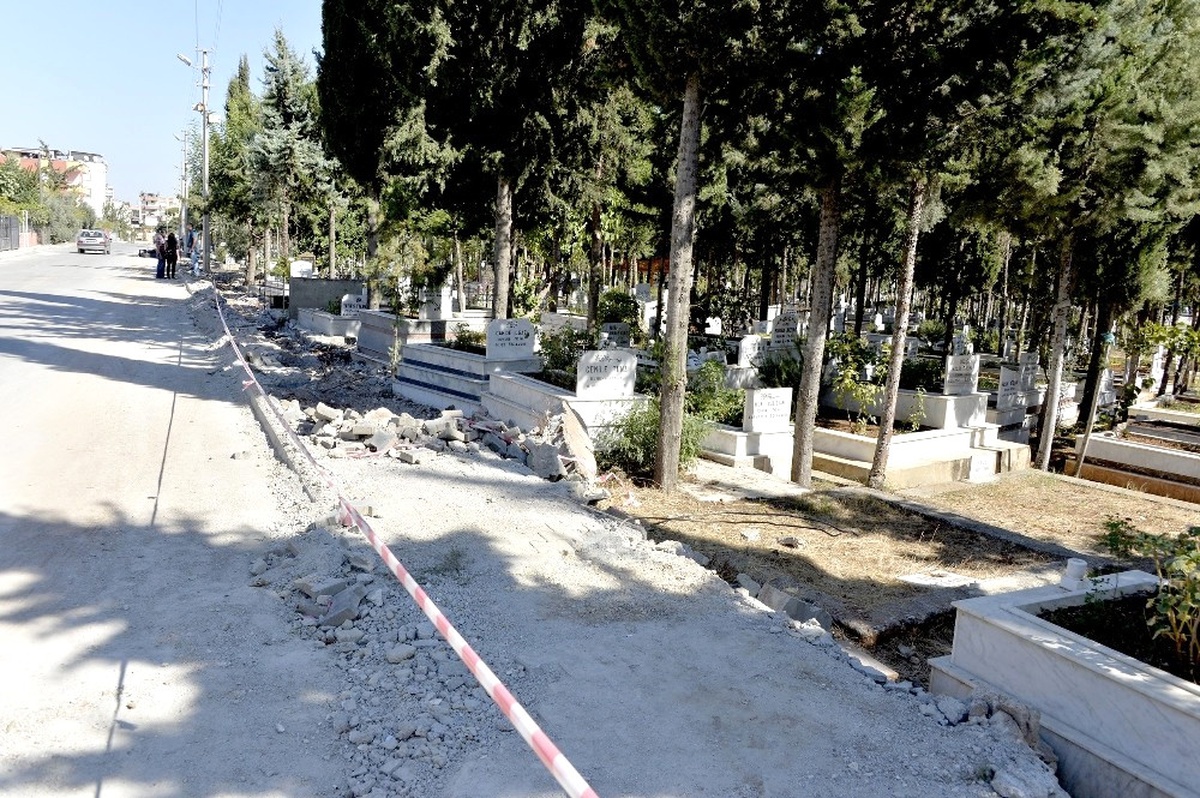 Mersin\'de Mezarlık Duvarları Yenileniyor