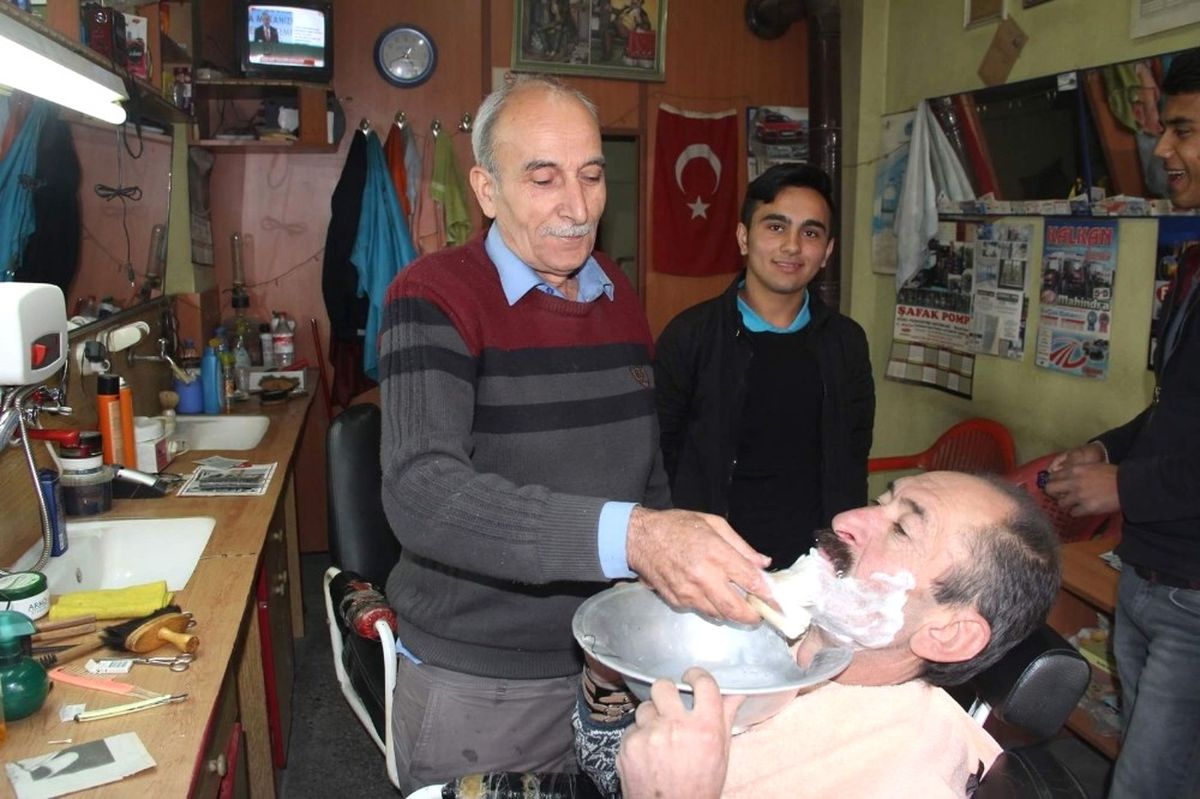 Müşterilerini 50 Yıldır Bakır Tas Kullanarak Traş Ediyor