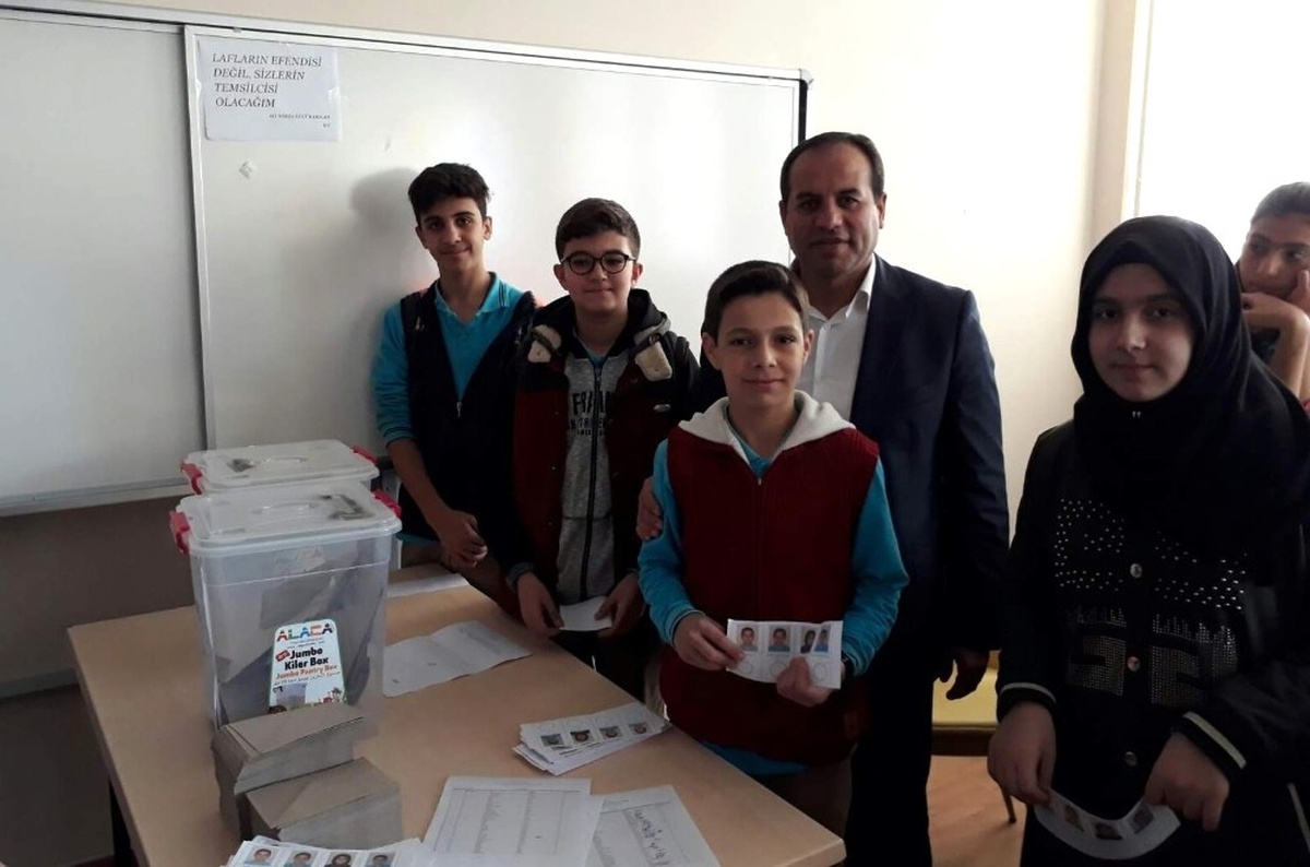 Öğrenciler Demokrasiyi Yaşayarak Öğreniyor