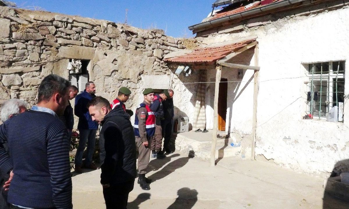 Önce Karısını Öldürdü, Sonra Kafasına Sıktı
