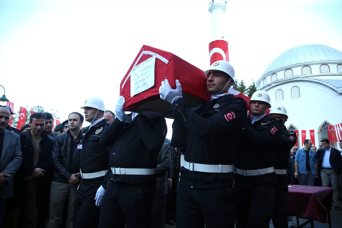 Otomobilin Kontrol Noktasında Polise Çarpması