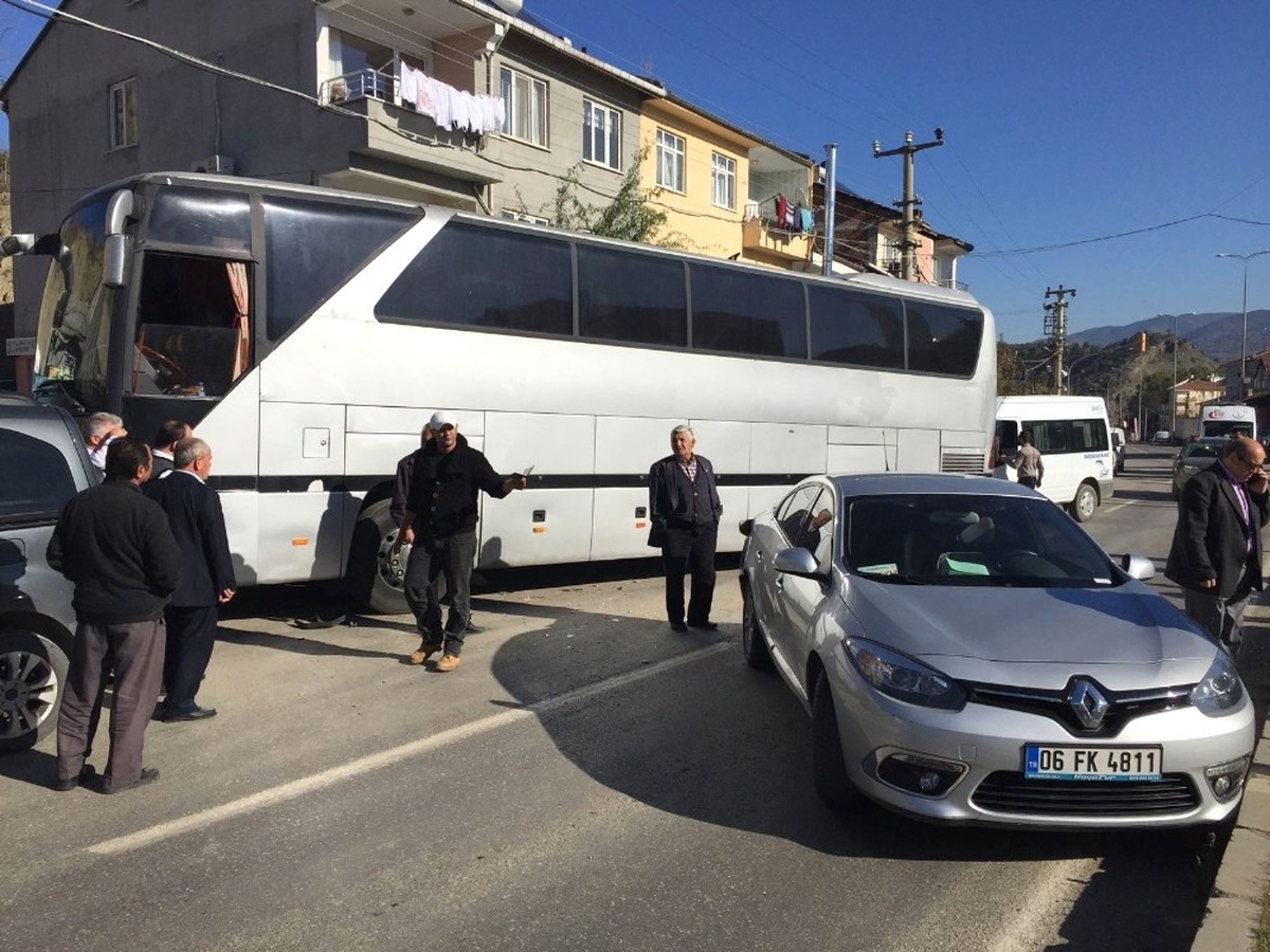 Otomobille Çarpışan Otobüsten 127 Kaçak Göçmen Çıktı