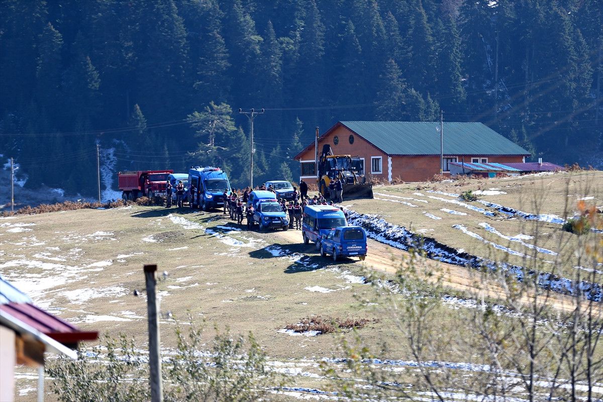 Sakarya\'da Kaçak Yayla Evlerinde Yıkım Başladı