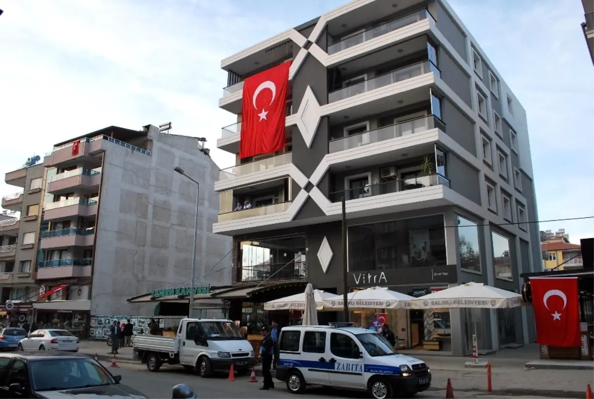 Şehit Polisin Evi Bayrakla Donatıldı