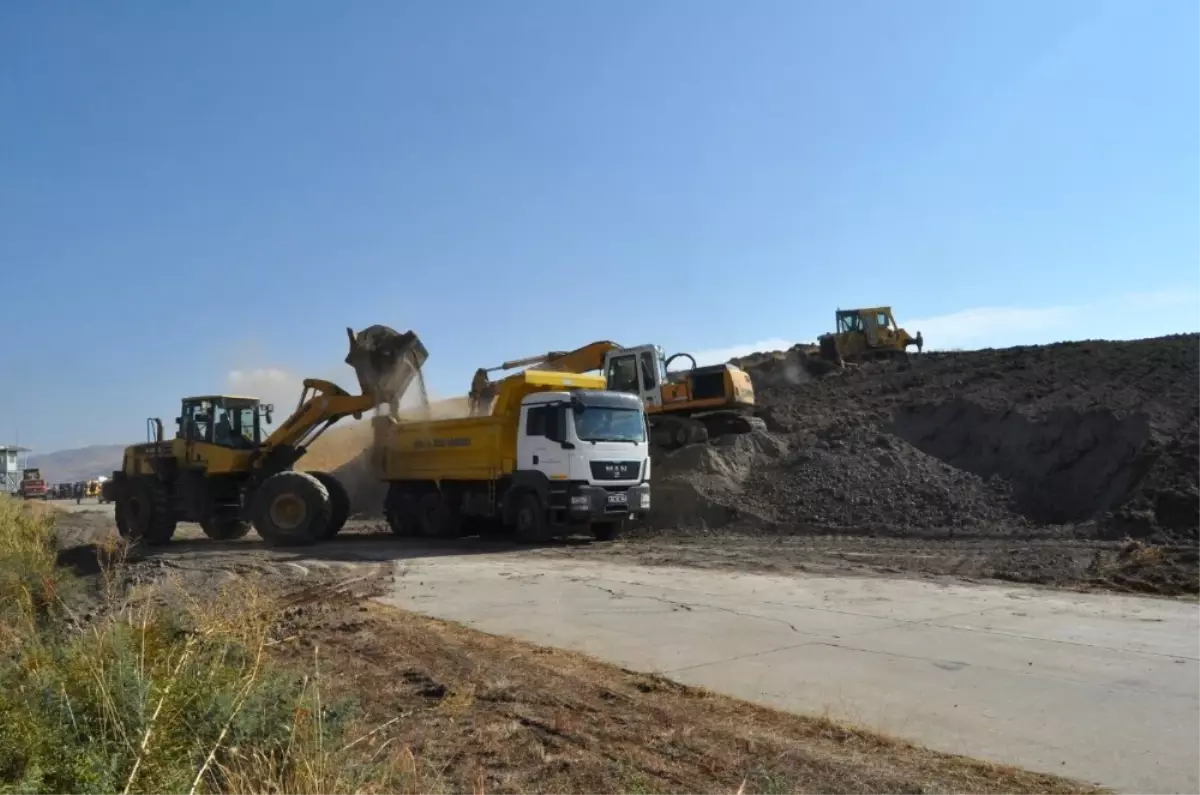 Siirt Havalimanı Pistinde Çalışmalar Sürüyor