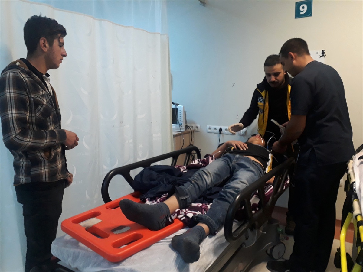 Siirt\'te Kayalıklardan Düşen Çocuk Ağır Yaralandı