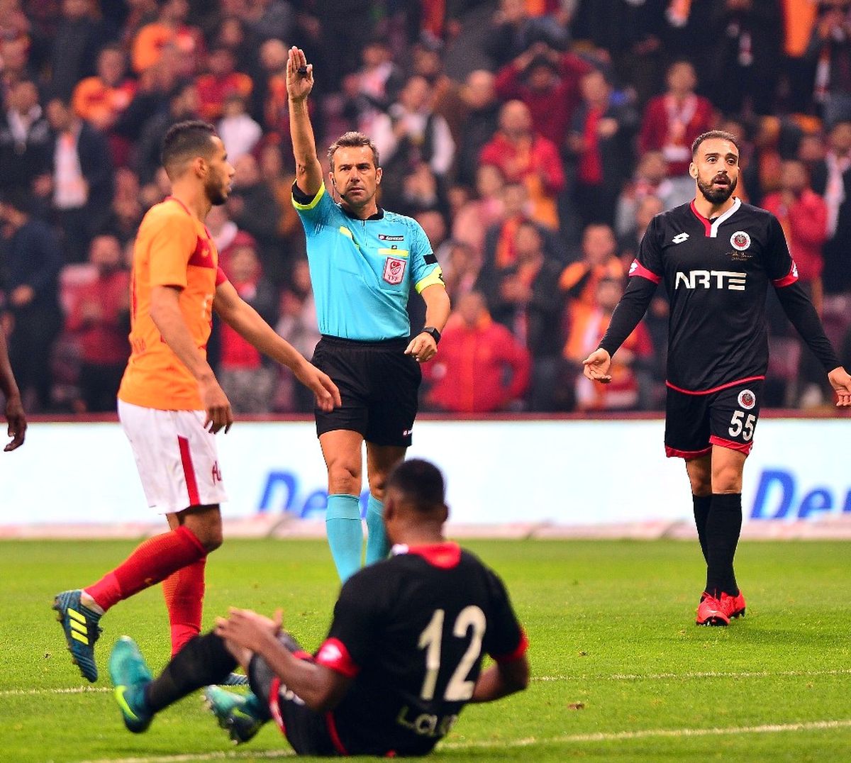 Süper Lig: Galatasaray: 2 - Gençlerbirliği: 0 (İlk Yarı)