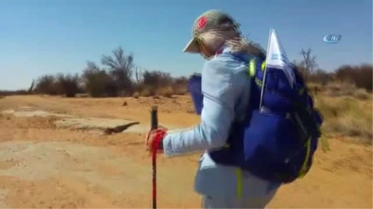 Takım Elbiseli Koşucu Kalahari Çöl Maratonunu Tamamladı
