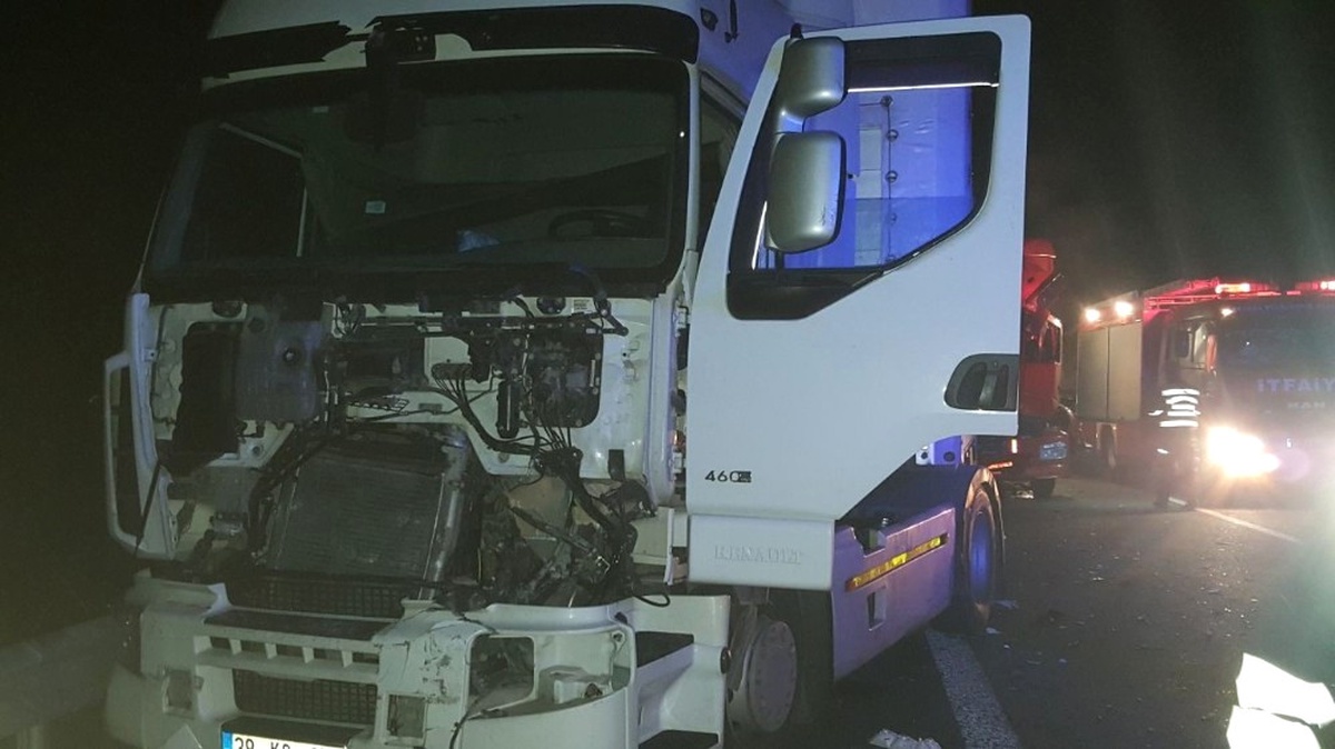Tem Otoyolu\'nda İki Tır Çarpıştı: 5 Yaralı
