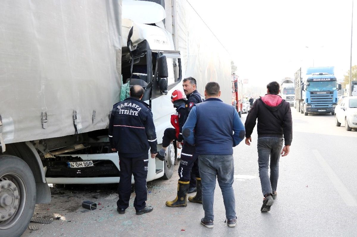 Tır Kabininde Sıkışan Şoför İtfaiye Ekiplerince Kurtarıldı
