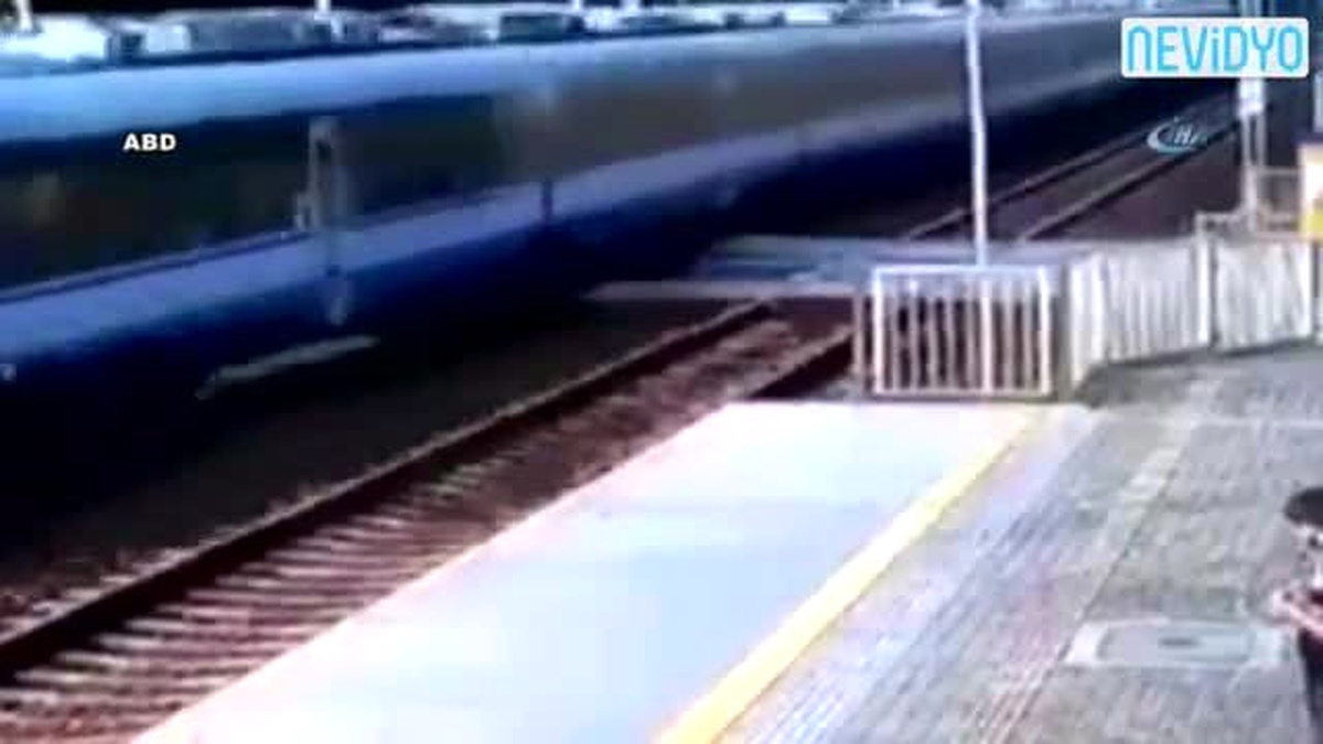 Trenin Çarptığı Genç Kız Metrelerce Uçtu